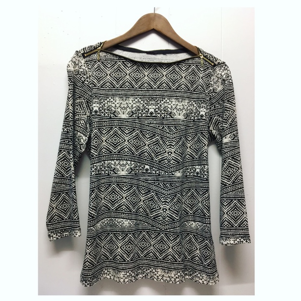 Gold Zipper Shoulder Detail Top EUC Rustic Print •